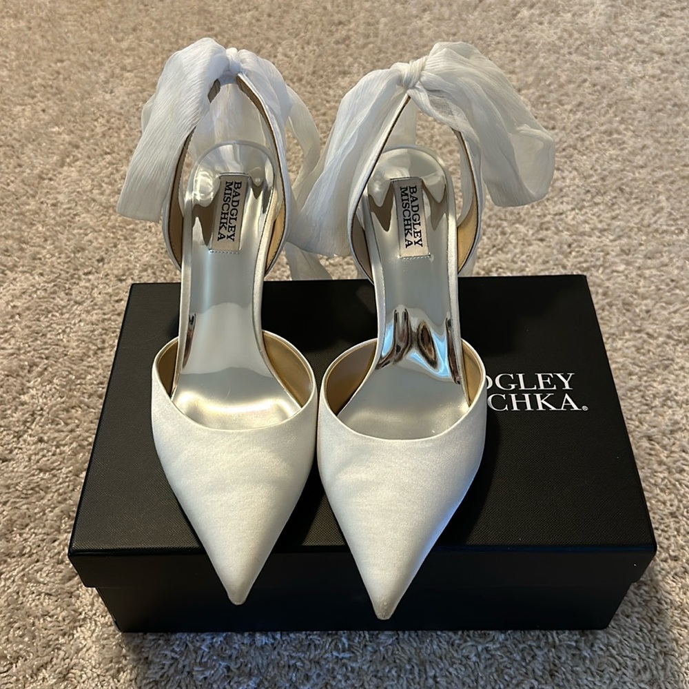 Badgley Mischka Blaze Pumps in Soft White